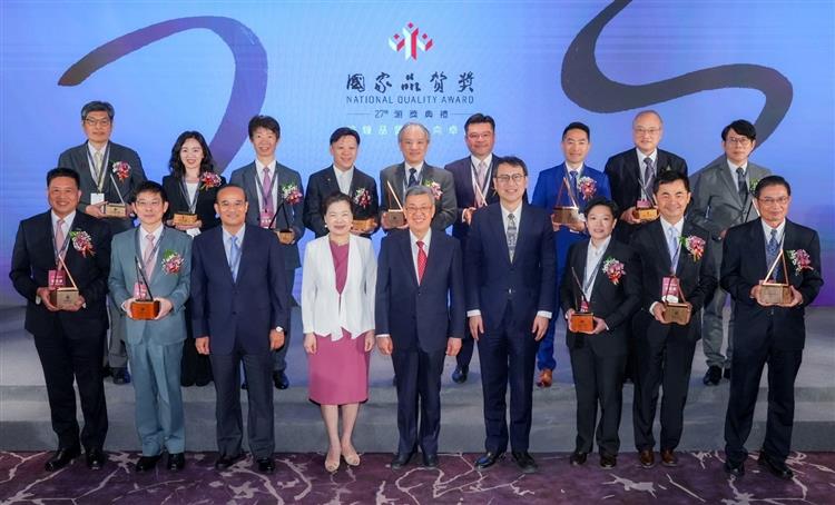 Premier Chen Chien-jen presented the awards and took a group photo with the 14 winners of the 27th National Quality Award.