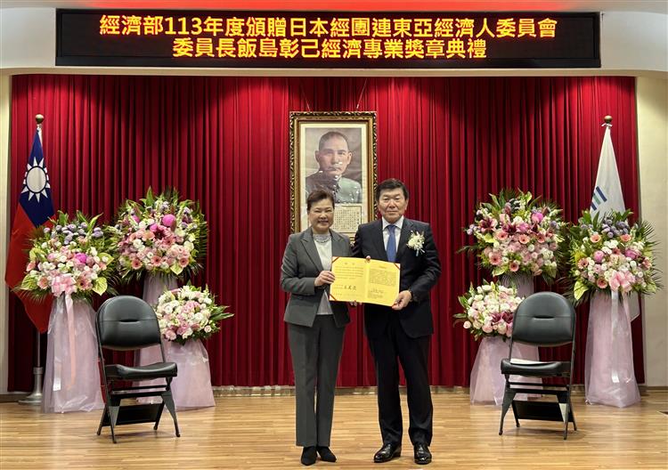 Minister Wang confers medal on Chair of the East Asia Businessperson's Conference Japanese Committee, Keidanren