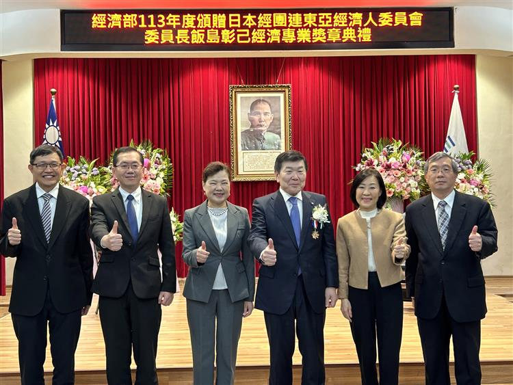 Minister Wang confers medal on Chair of the East Asia Businessperson's Conference Japanese Committee, Keidanren