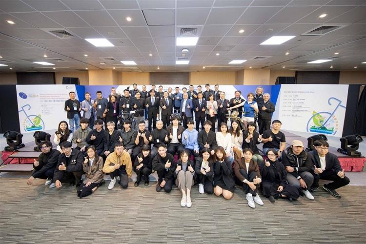 Open new window for Award-winning designers of the 25th IBDC, representatives of scientific achievements, officials, and honored guests taking a photo together.(jpg)