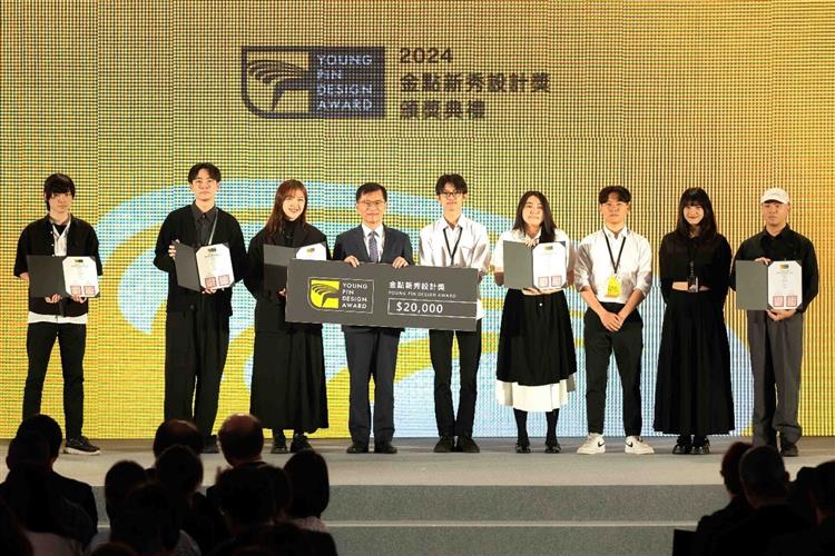 Deputy Minister Ho, the Ministry of Economic Affairs, presented the Young Golden Pin Design Award posed for a photo with the winning student teams.