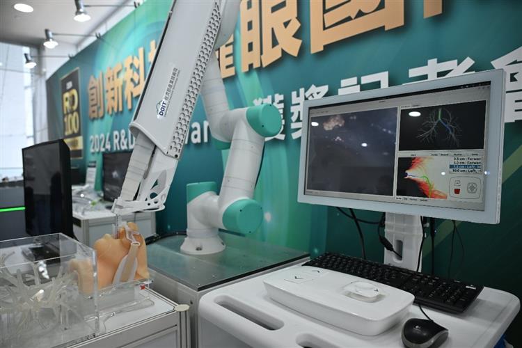 The AI-driven Self-Navigating Miniature Serpentine Robotic System developed by ITRI minimizes postoperative pain