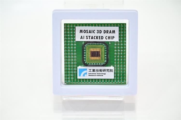 The MOSAIC design reduces power consumption by 90% and boosts data speed eightfold by shortening the transmission distance between chips.