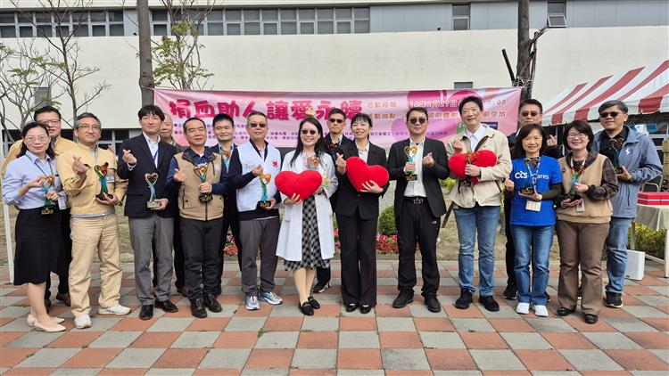 Director Yu Shu-Hui (7th from left) of the Kaohsiung-Pingtung Branch poses with representatives from 15 partner companies.