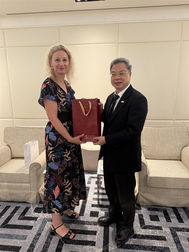 Minister Kung and Czech Deputy Minister of Science, Research and Innovation Havlikova pose for a photo following their recent meeting at the MOEA.