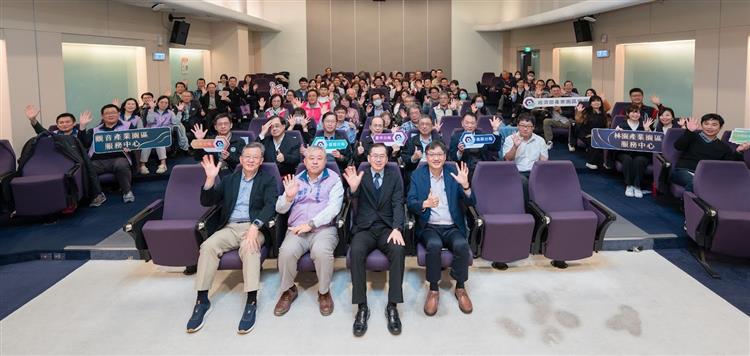 Yang Chih-ching, Director General of BIP, Liu Chi-chuan, Deputy Director General, and attending guests and colleagues pose for a group photo.