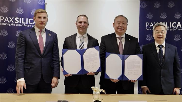 Minister Kung and Under Secretary Jacob Helberg witness the signing of the Joint Statement.