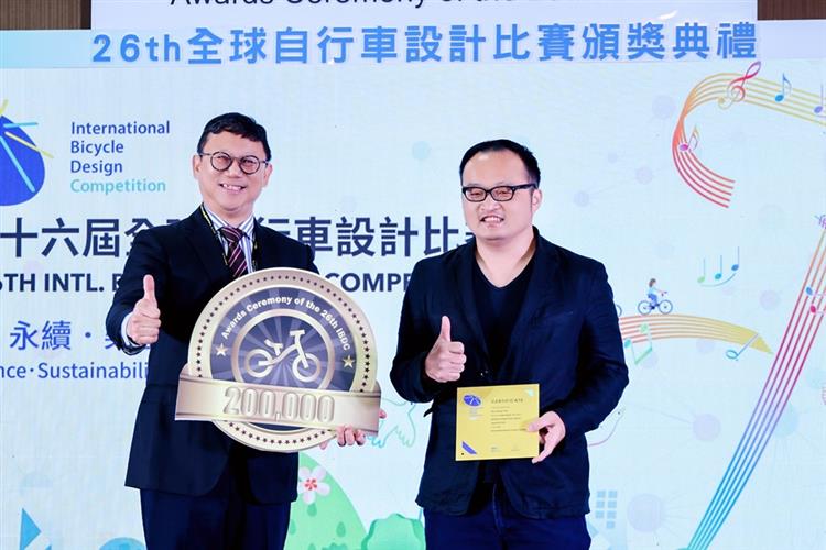 MOEA Chief Secretary Ming-Chi, Chuang  (left) presenting the Gold Medal to winner Yen-Chung, Cho