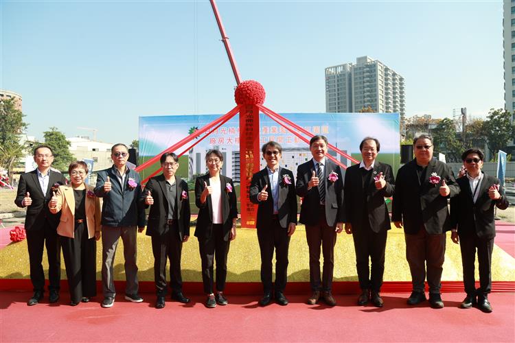 Hung Sung-Ching, Senior Vice President of ASE, Deputy Director General Chi-Chuan Liu of the BIP, and guests pose for a group photo.