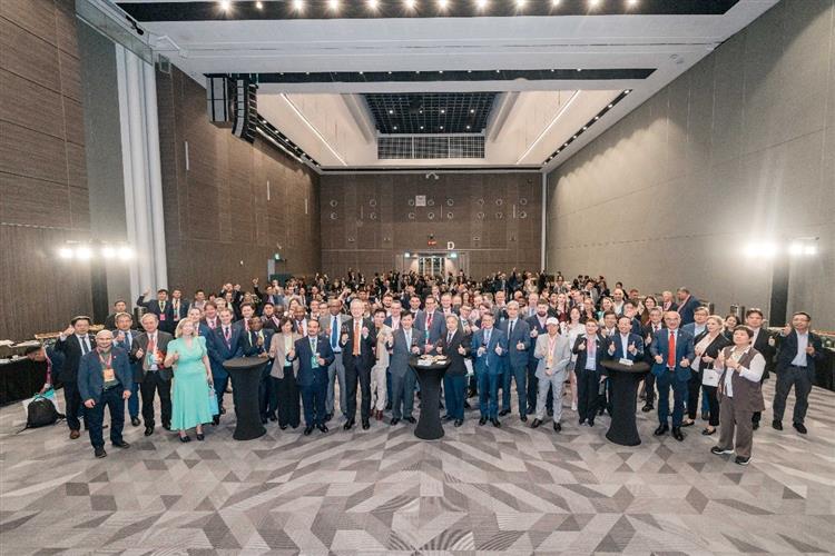 MOEA and MOFA ministers co-host the "Taiwan Night: 2026 Smart City & City Net-Zero Expo" and pose with international guests.