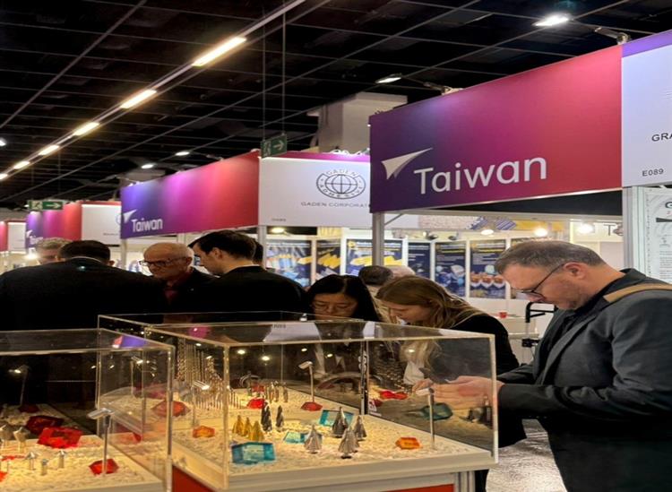 International buyers show keen interest in products at the Taiwan Pavilion.