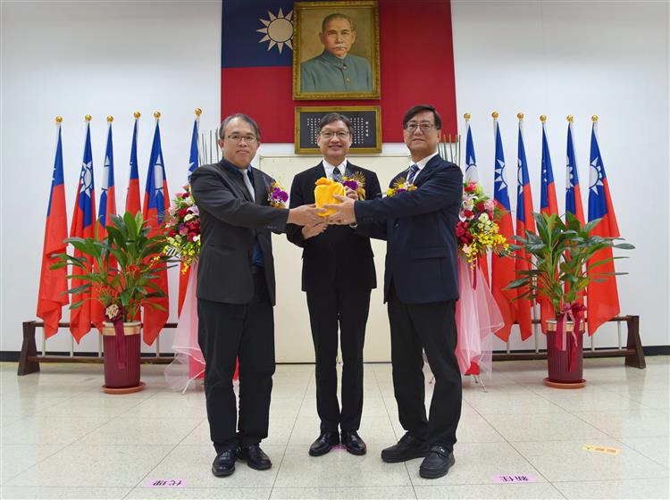 Acting Director Lee Chao-Hsing hands over the official seal to New Director Wu Miao-Wen, witnessed by BIP Deputy Director-General Liu Chi-Chuan.