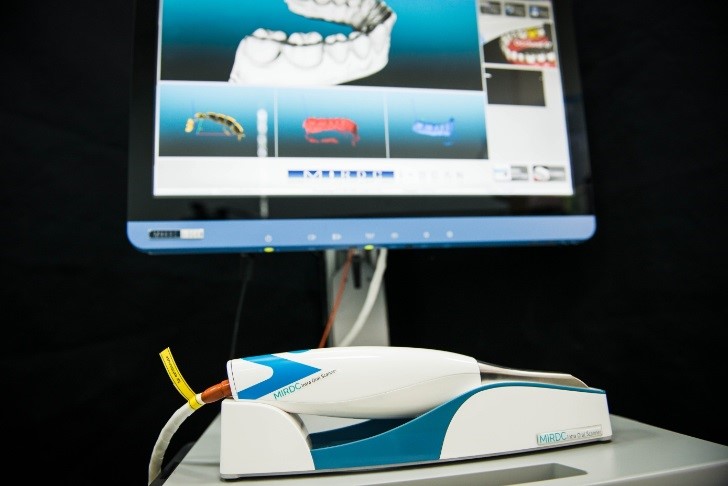 圖二：藍光線雷射投影口內掃描系統－診所臺車版本。