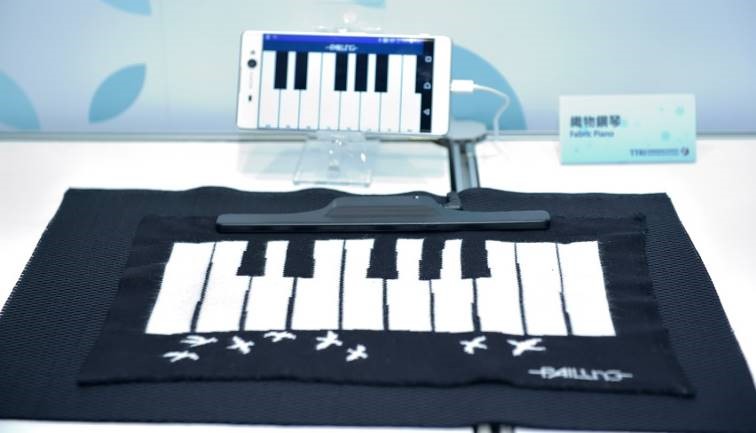 圖6　紡織所研發透過藍芽連結手機APP即可彈奏之織物鋼琴