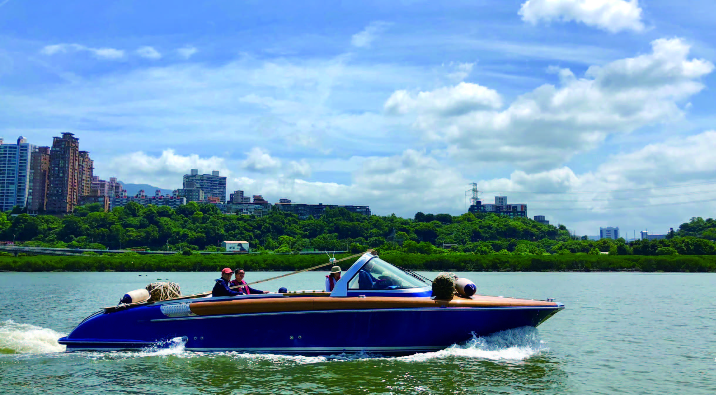 複合動力快艇Aquasense33低汙染、低噪音，打造高品質的水域航行