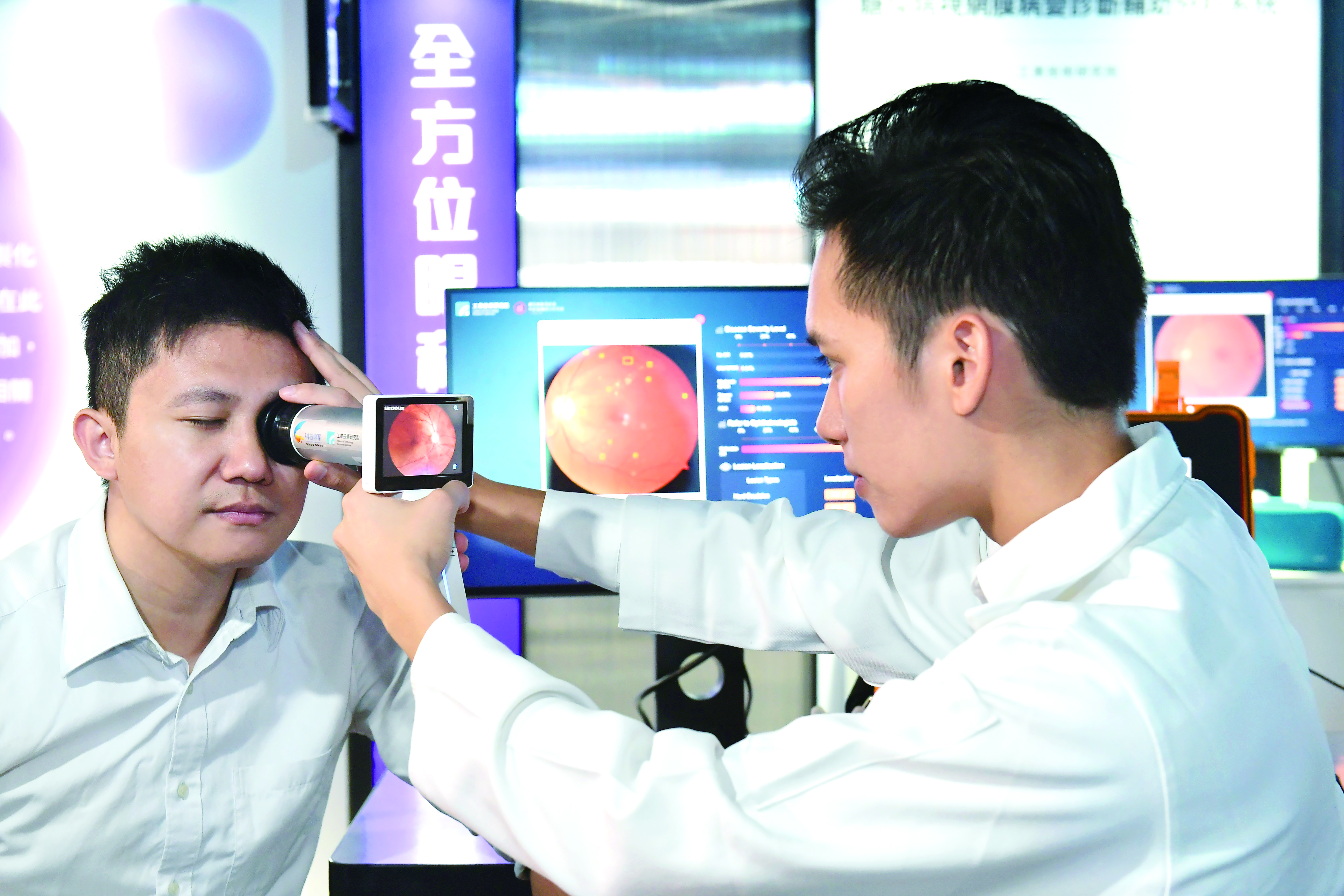 輕便的AI-DR手持式眼底鏡，有助深入偏鄉進行醫療服務