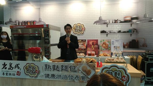食品所廖啓成所長於發表會說明改質麥麩技術特色。