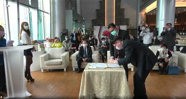 Photos of the signing ceremony of Smart City and Country Taiwan and Indonesia