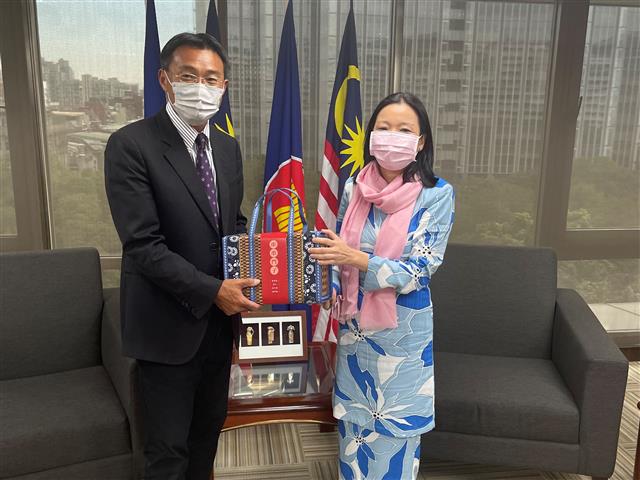 李副局長冠志112年2月1日拜會馬來西亞駐臺何代表瑞萍，就本年度我國與馬來西亞經貿合作事項交換意見。