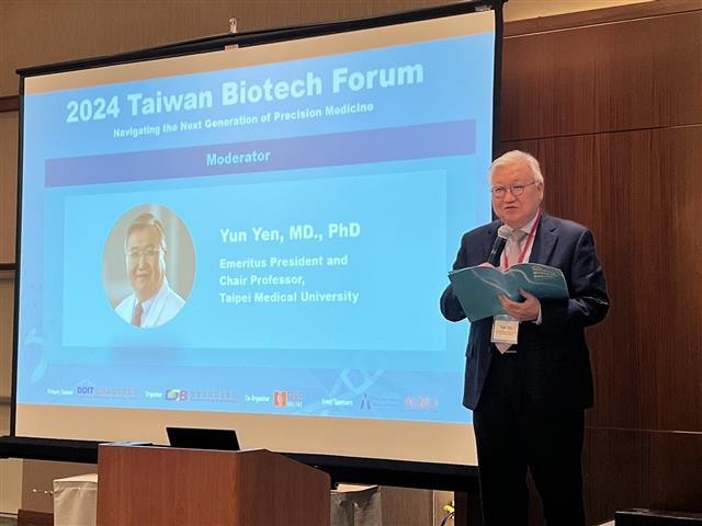 臺北醫學大學前校長閻雲擔任專題演講主持人。