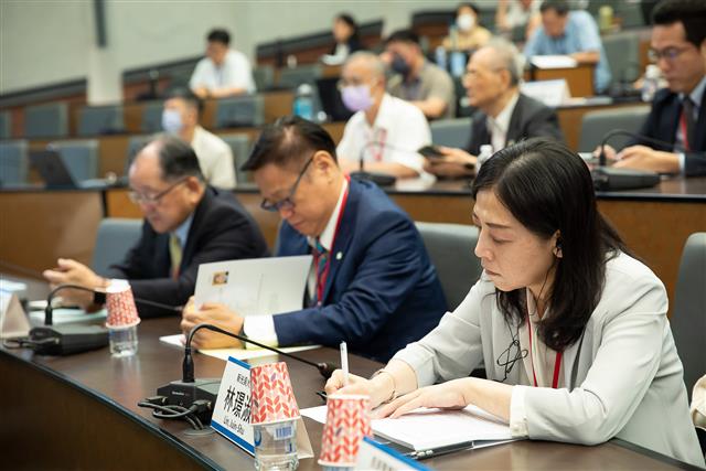 《臺日健康照護產業政策與業界動向研討會》現場照片。圖為新光吳火獅紀念醫院協理/台灣私立醫療院所協會資促會會長林璟淑。