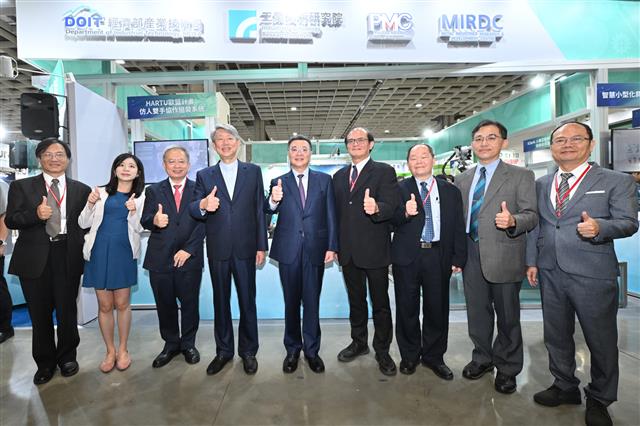 經濟部產業技術司專館在「2024臺灣機器人與智慧自動化展」(TAIROS)登場，展現科專計畫補助法人的機器人智慧科技成果。