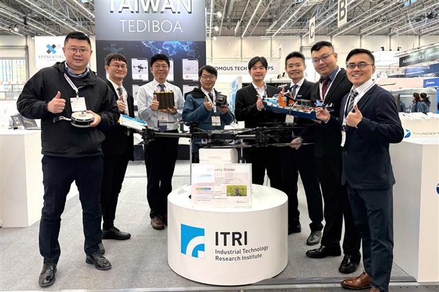 工研院於德國杜塞道夫歐洲無人機系統展，展出經濟部產業技術司支持下的八項科專無人機創新技術，內容涵蓋應用、軟體系統、關鍵模組零組件等三大領域。