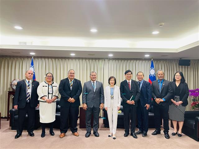 江政務次長文若接見吐瓦魯國副總理Panapasi Nelesone