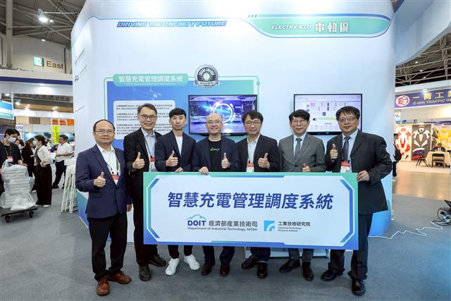 工研院首創的「智慧充電管理調度系統」結合AI智慧調控與彈性排程技術，成功協助中興巴士電巴場站精準調配充電時機、提升空間使用效率。
