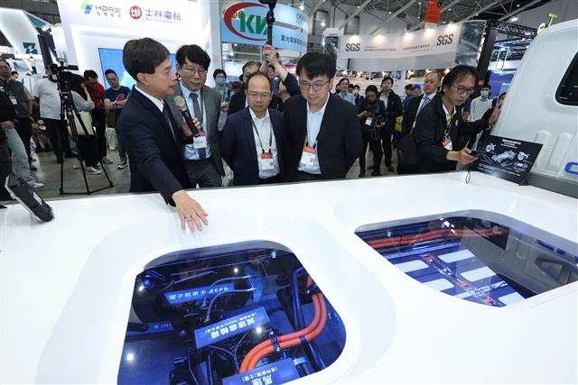中華汽車展出了從底盤、動力系統到電池芯皆由臺灣廠商設計製造，零組件在地化生產率達到90％以上的臺灣首款量產 3.5 噸智慧電動商用車－ET35。