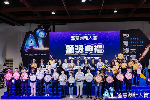 濟部產業技術司首屆智慧創新大賞得獎團隊合影。