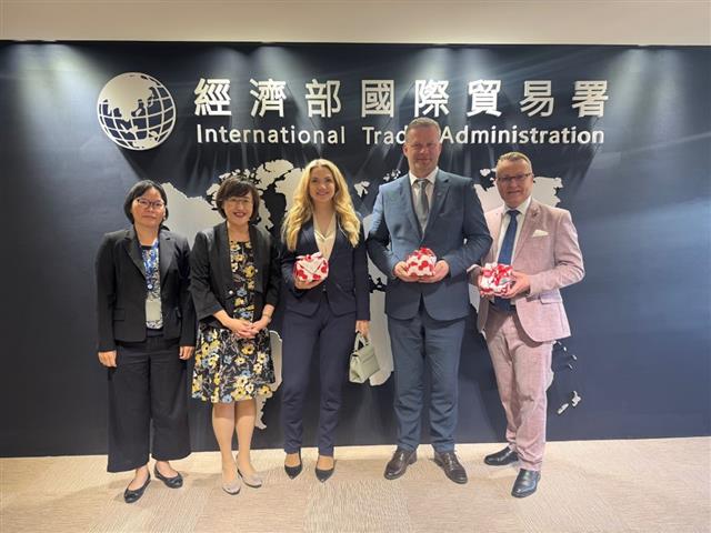 胡副署長於114年5月27日接見歐洲議會跨黨派議員訪團一行3人
