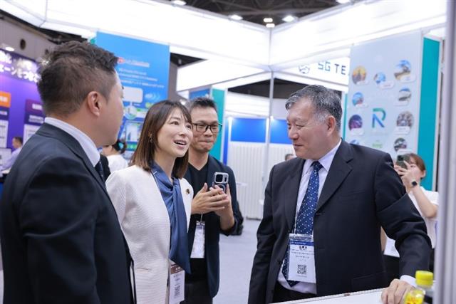 圖4 : 塩村文夏議員參訪5G TEAM TAIWAN台灣館展示攤位                                