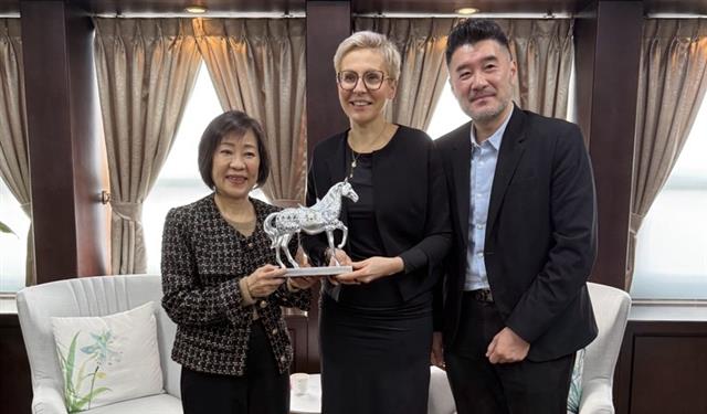 江政務次長接見波蘭台灣工商總會邱副會長元逸及Agnieszka Sygitowicz總經理一行