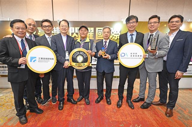 榮獲金獎的工研院「道路鋪面材料再生全循環應用」技術，成功將百萬噸廢棄瀝青點石成金，實現全循環再利用並大幅減碳