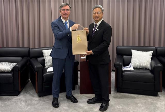 MOEA Minister Meets with Director of the French Office in Taipei