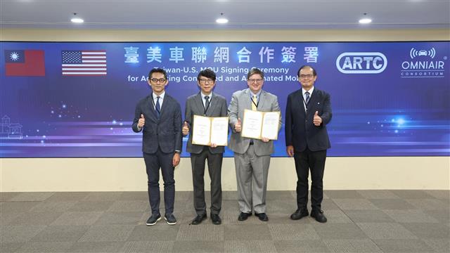 TARC主委暨車輛中心董事長王正健與美國OmniAir Consortium執行董事Jason M. Conley簽署合作備忘錄。