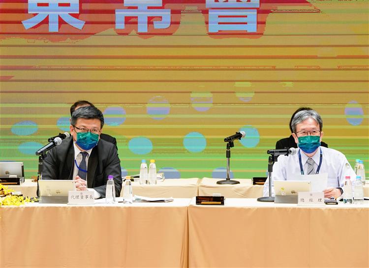 台電總經理王耀庭(右)向股東說明2021年度營業報告。