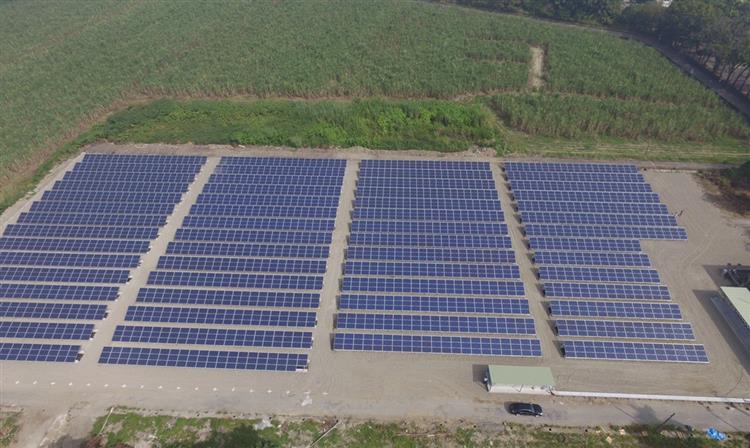 為達2050淨零碳排目標及因應國際綠電趨勢，經濟部與台糖共同規劃釋地發展太陽光電，並保留其中三成綠電專予中小企業購買。