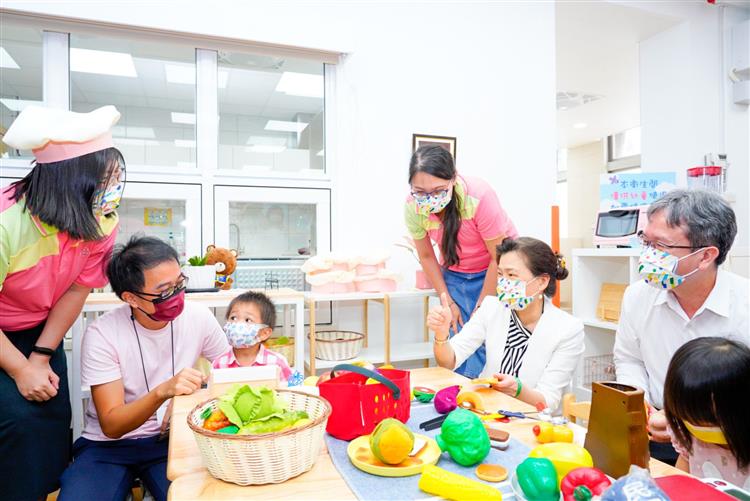 圖說： 經濟部長王美花、台電總經理王耀庭與幼兒一起玩扮家家酒。