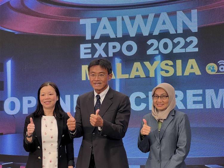 馬來西亞友誼及貿易中心代表何瑞萍(左)、商務處處長安妮娜Mrs. Aninawati Saleh(右)、貿易局副局長李冠志(中)出席開幕典禮