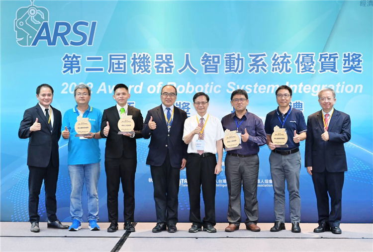 工業局呂正華局長(左4)與「第二屆機器人智動系統優質獎」人才類得獎者合影