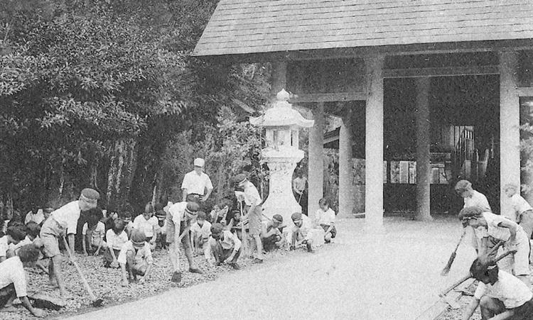  金瓜石神社是臺灣歷史上第3座神社，為當時水金地區重要信仰指標。照片由陳威廉先生提供，出處：《懷念的故鄉金瓜石》。