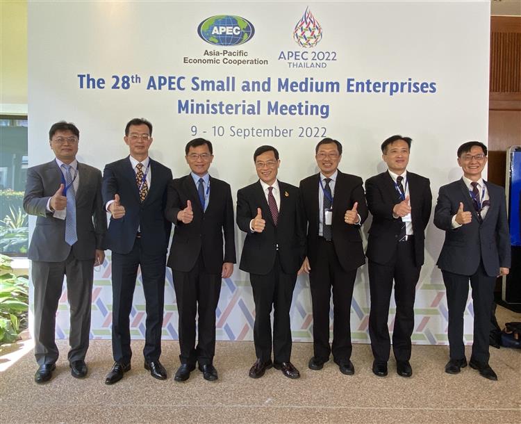 經濟部陳正祺次長出席APEC中小企業部長會議並與團員合影