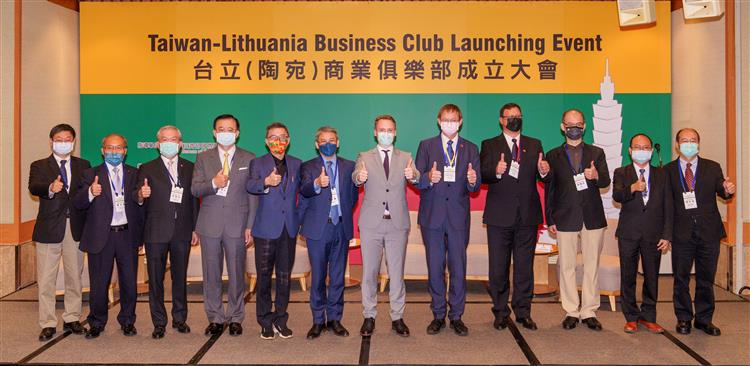 經濟部支持推動成立的「臺立(陶宛)商業俱樂部」，於15日舉辦成立大會，致詞貴賓與公協會代表合照