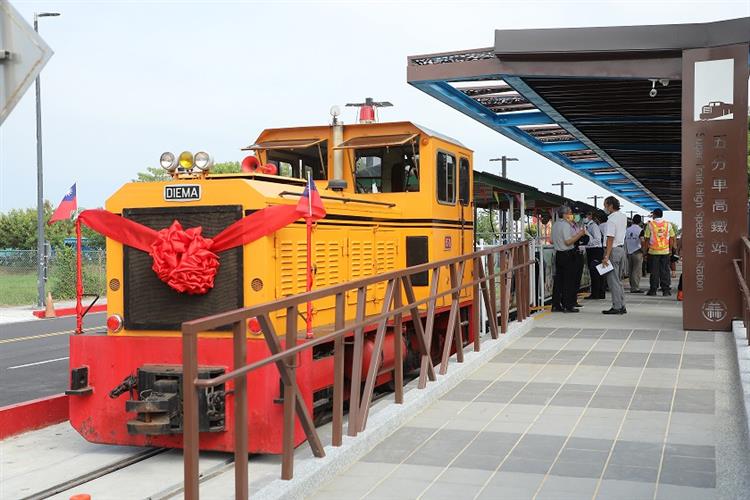 蒜頭糖廠五分車延駛高鐵嘉義站8日正式通車，圖為五分車高鐵站月台。