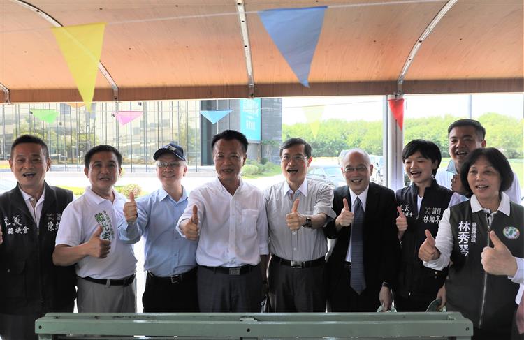 台糖董事長陳昭義(左3)、嘉義縣長翁章梁(左4)及經濟部次長陳正祺(右4)等貴賓在五分車上合影留念。