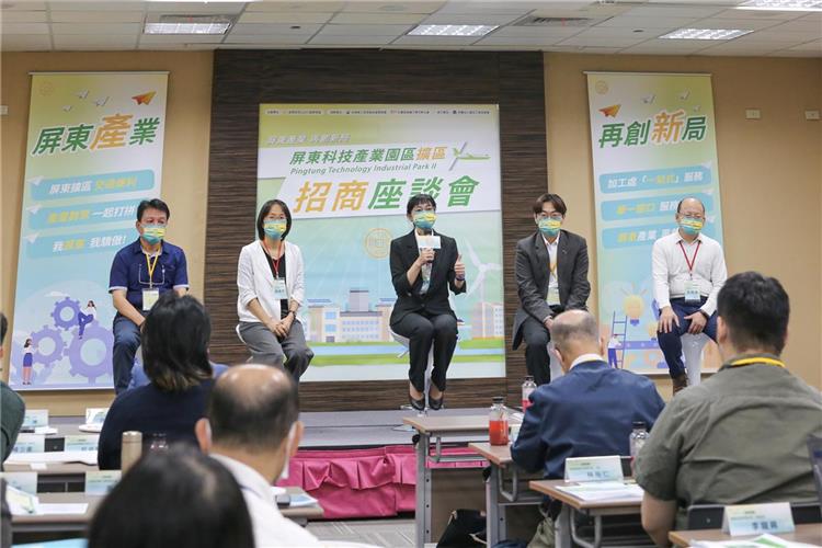 廠商意見交流左起屏東縣工商發展投資策進會李坤總幹事、加工處陳嫈芳課長、加工處游淑惠組長、經濟部投資台灣事務所柯俊宇專案經理、加工處尤冠函科長
