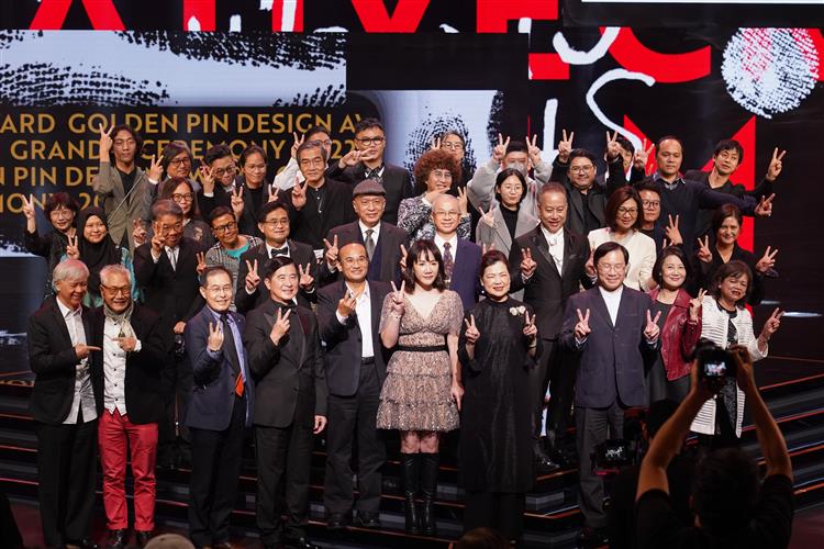 「2022金點設計獎頒獎典禮」12月2日晚間於臺灣戲曲中心盛大舉辦，經濟部王美花部長與得獎人、評審合照