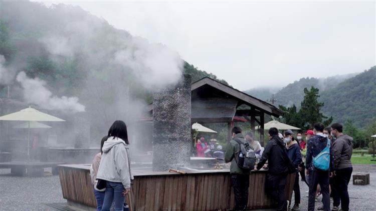 清水地熱公園有日式溫泉屋、泡足湯、熱騰騰的地熱煮蛋池等，近年來已成為宜蘭新興旅遊打卡景點